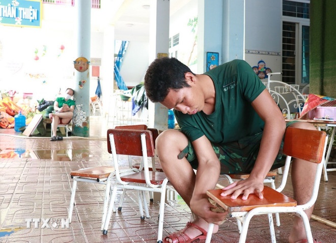   Quân đội tham gia dọn dẹp vệ sinh ở trường Trường Mầm non Vĩnh Thạnh, phường Tây Nha Trang, tỉnh Khánh Hòa. (Ảnh: TTXVN)