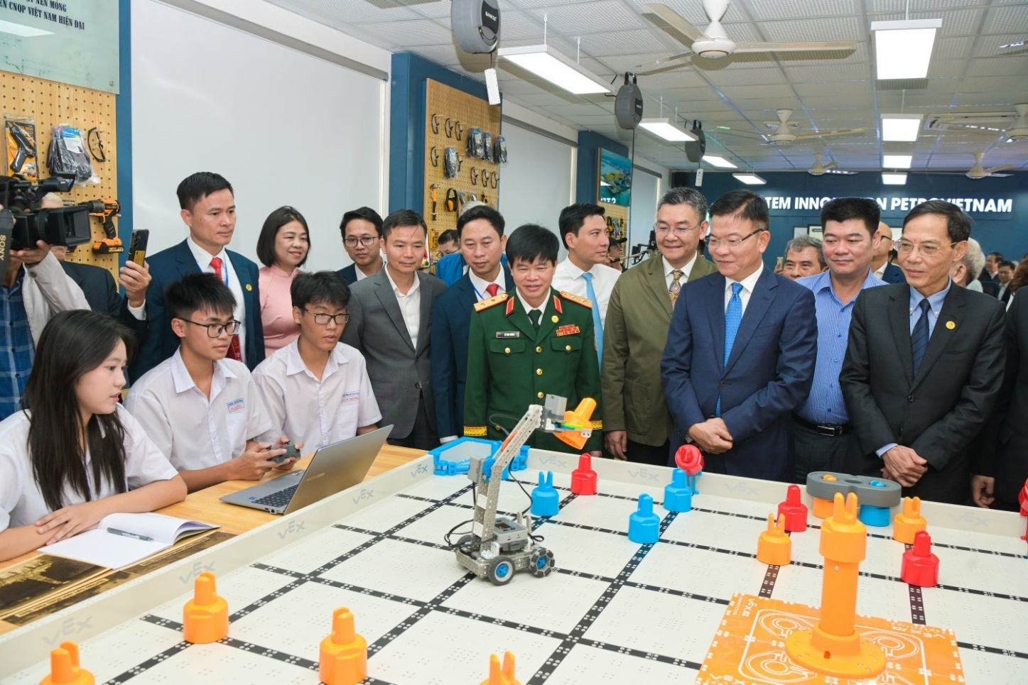 STEM Innovation Petrovietnam: Cú hích “chiến lược” đổi mới giáo dục Lạng Sơn STEM Innovation Petrovietnam: Cú hích “chiến lược” đổi mới giáo dục Lạng Sơn