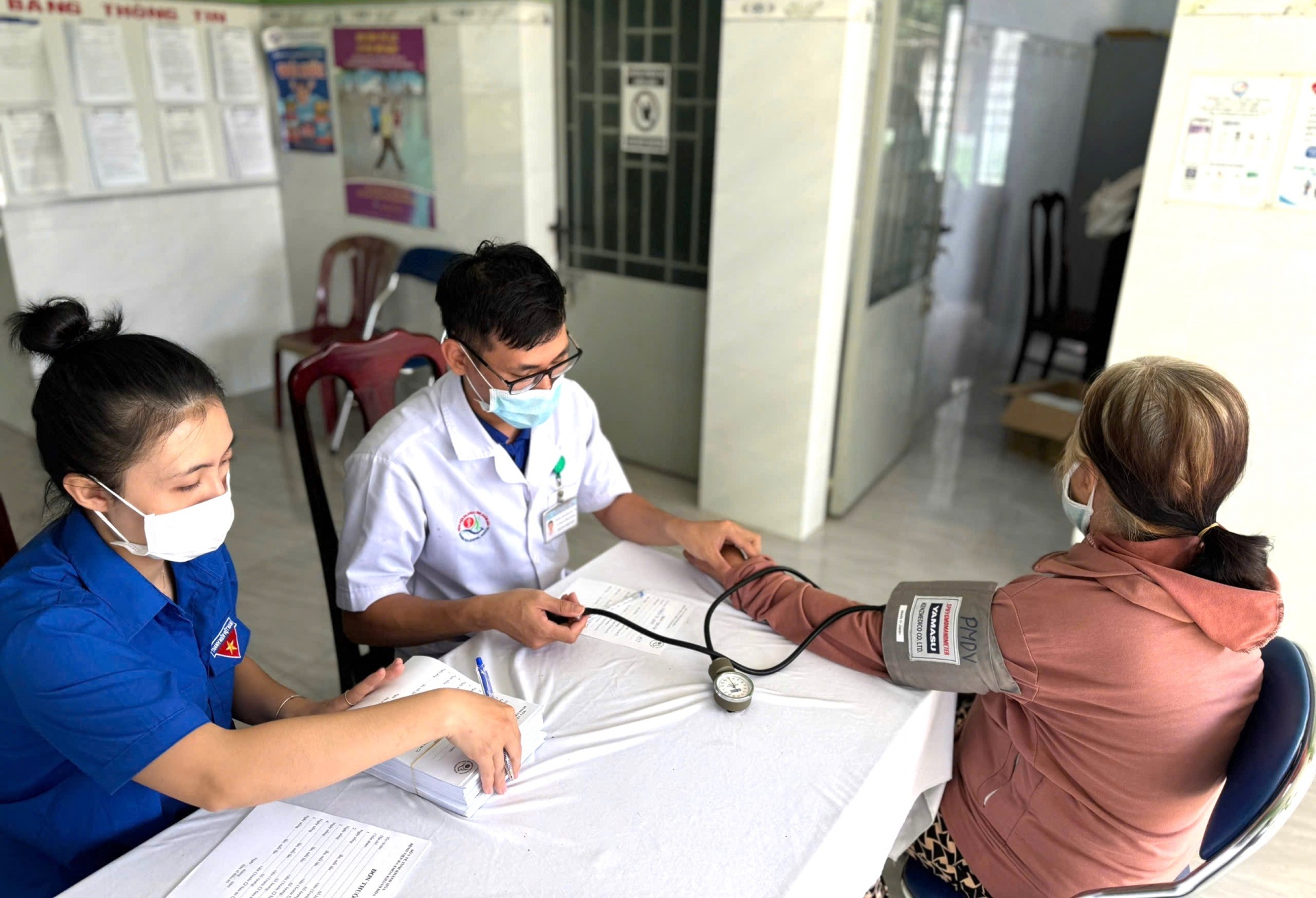 Gần 1.000 người dân  bị lũ lụt ở phường Tây Nha Trang được khám bệnh và phát thuốc miễn phí