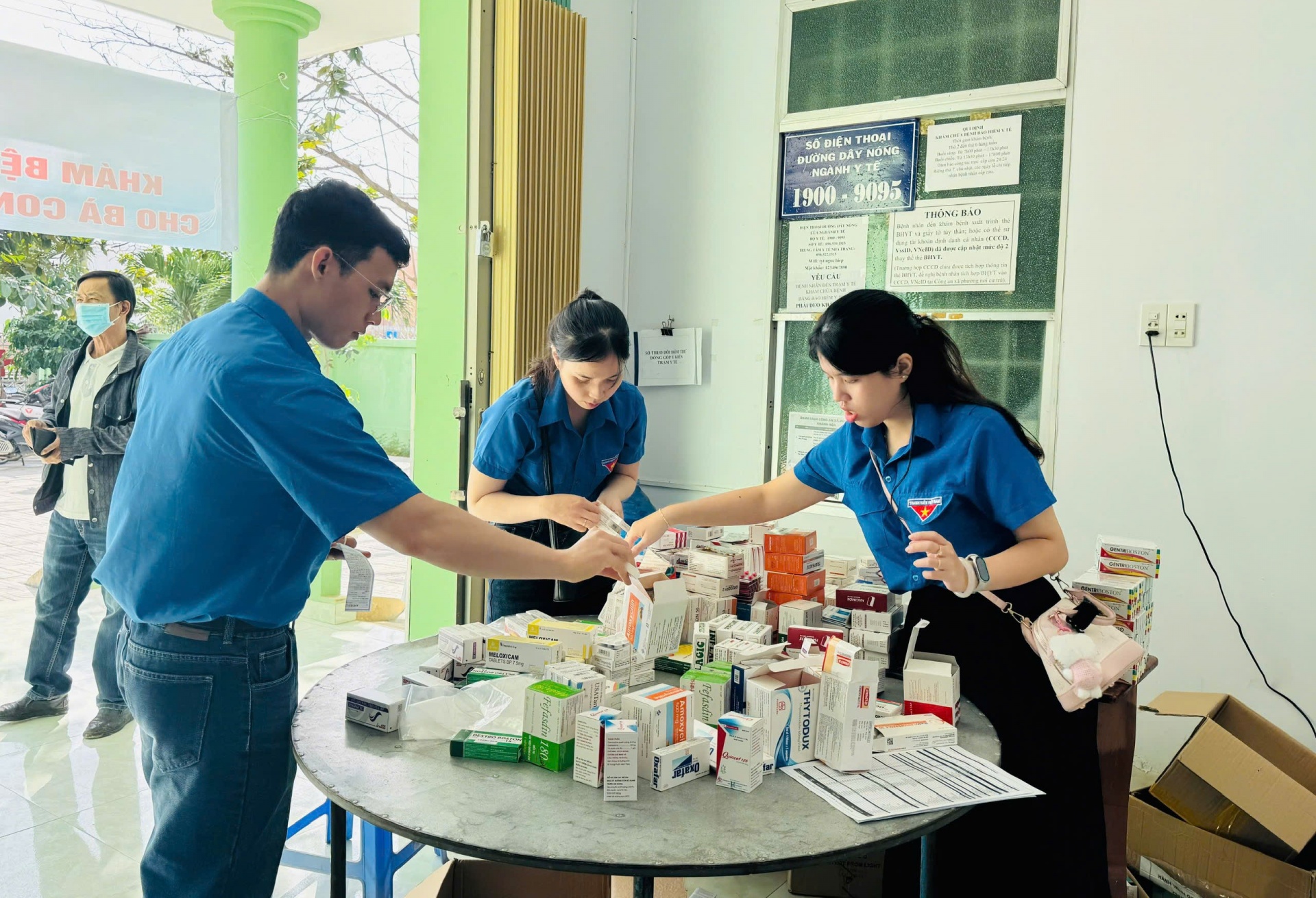 Gần 1.000 người dân bị lũ lụt ở phường Tây Nha Trang được khám bệnh và phát thuốc miễn phí Gần 1.000 người dân bị lũ lụt ở phường Tây Nha Trang được khám bệnh và phát thuốc miễn phí