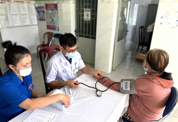 Gần 1.000 người dân  bị lũ lụt ở phường Tây Nha Trang được khám bệnh và phát thuốc miễn phí