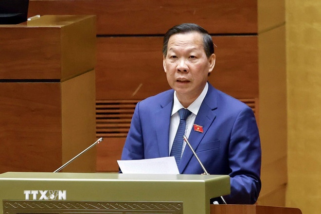 Chủ nhiệm Ủy ban Kinh tế và Tài chính của Quốc hội Phan Văn Mãi trình bày Báo cáo thẩm tra về: dự án Luật sửa đổi, bổ sung một số điều của Luật Thuế giá trị gia tăng; dự thảo Nghị quyết của Quốc hội về những cơ chế, chính sách đặc thù để triển khai các dự án lớn tại địa bàn Thủ đô; việc điều chỉnh nội dung Nghị quyết số 94/2015/QH13 của Quốc hội về chủ trương đầu tư Cảng hàng không quốc tế Long Thành... (Ảnh: TTXVN) Chủ nhiệm Ủy ban Kinh tế và Tài chính của Quốc hội Phan Văn Mãi trình bày Báo cáo thẩm tra về: dự án Luật sửa đổi, bổ sung một số điều của Luật Thuế giá trị gia tăng; dự thảo Nghị quyết của Quốc hội về những cơ chế, chính sách đặc thù để triển khai các dự án lớn tại địa bàn Thủ đô; việc điều chỉnh nội dung Nghị quyết số 94/2015/QH13 của Quốc hội về chủ trương đầu tư Cảng hàng không quốc tế Long Thành... (Ảnh: TTXVN)