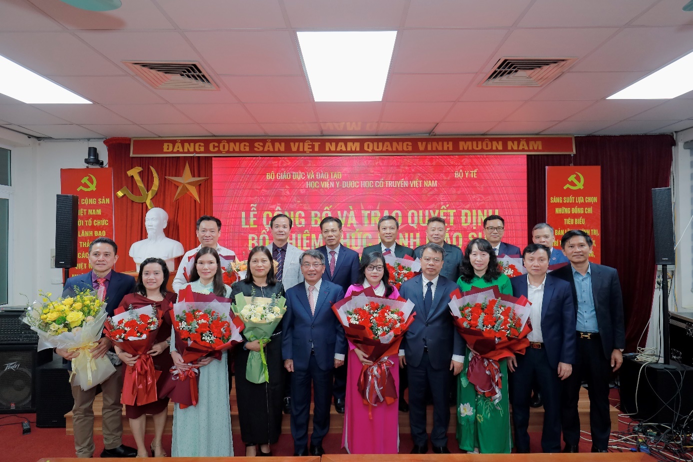 Lãnh đạo Học viện Y – Dược học Cổ truyền Việt Nam chúc mừng 10 tân Phó Giáo sư được bổ nhiệm trong Lễ công bố và trao quyết định chức danh Giáo sư, Phó Giáo sư năm 2025. Lãnh đạo Học viện Y – Dược học Cổ truyền Việt Nam chúc mừng 10 tân Phó Giáo sư được bổ nhiệm trong Lễ công bố và trao quyết định chức danh Giáo sư, Phó Giáo sư năm 2025.