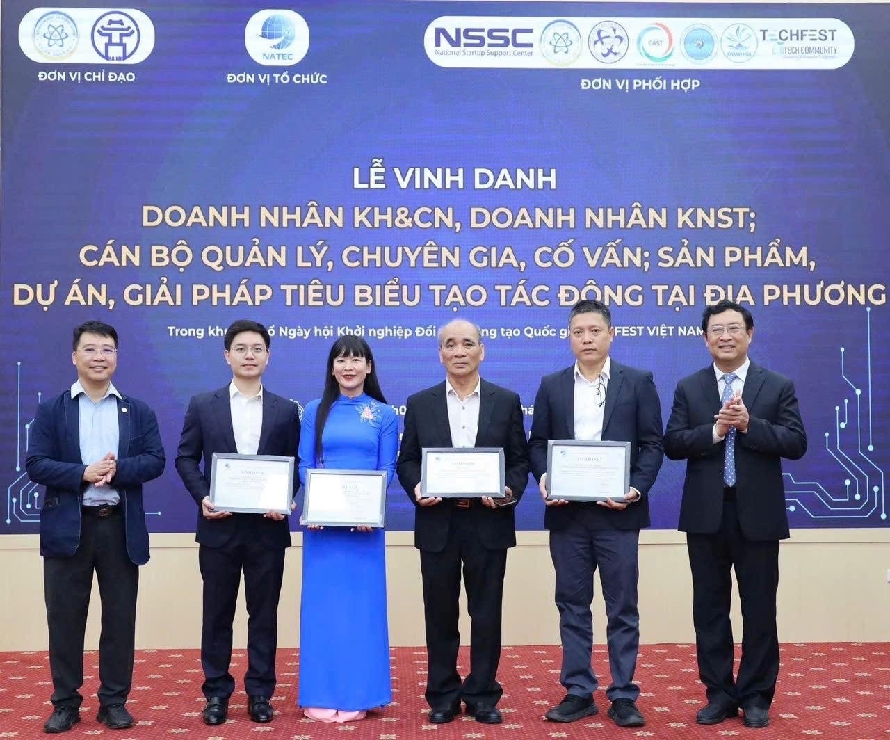 Bà Trịnh Thị Hồng Vân (thứ 3 từ trái sang) nhận Bằng vinh danh Doanh nhân KH& CN tiêu biểu.