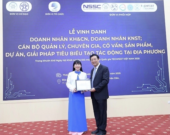 Ông Phạm Hồng Quất - Cục trưởng Cục Khởi nghiệp và Doanh nghiệp công nghệ (Bộ KH&CN) trao Bằng vinh danh Doanh nhân KH& CN tiêu biểu cho bà Trịnh Thị Hồng Vân – Chủ tịch HĐTV Công ty Yến sào Khánh Hòa.