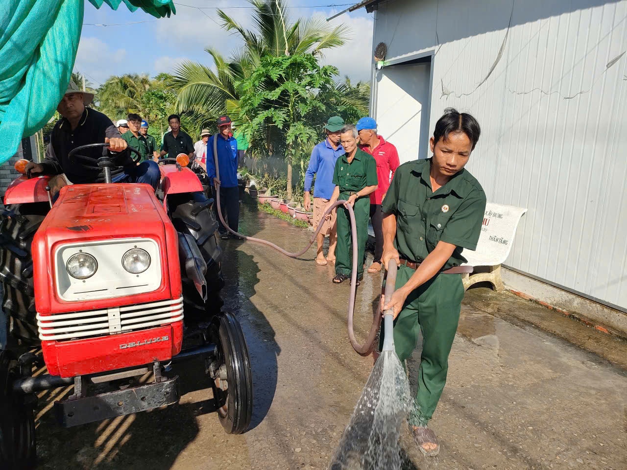 Cựu chiến binh ở Trung Hưng (Cần Thơ) với mô hình chà rong rêu làm sạch đường nông thôn Cựu chiến binh ở Trung Hưng (Cần Thơ) với mô hình chà rong rêu làm sạch đường nông thôn