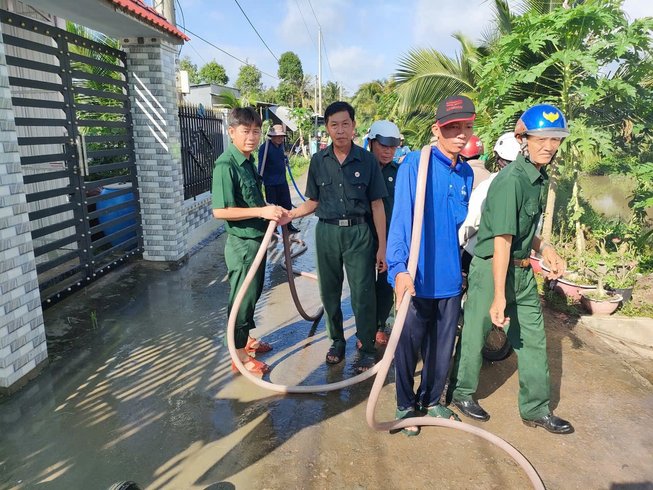 Cựu chiến binh ở Trung Hưng (Cần Thơ) với mô hình chà rong rêu làm sạch đường nông thôn Cựu chiến binh ở Trung Hưng (Cần Thơ) với mô hình chà rong rêu làm sạch đường nông thôn