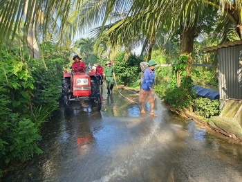Cựu chiến binh ở Trung Hưng (Cần Thơ) với mô hình chà rong rêu làm sạch đường nông thôn