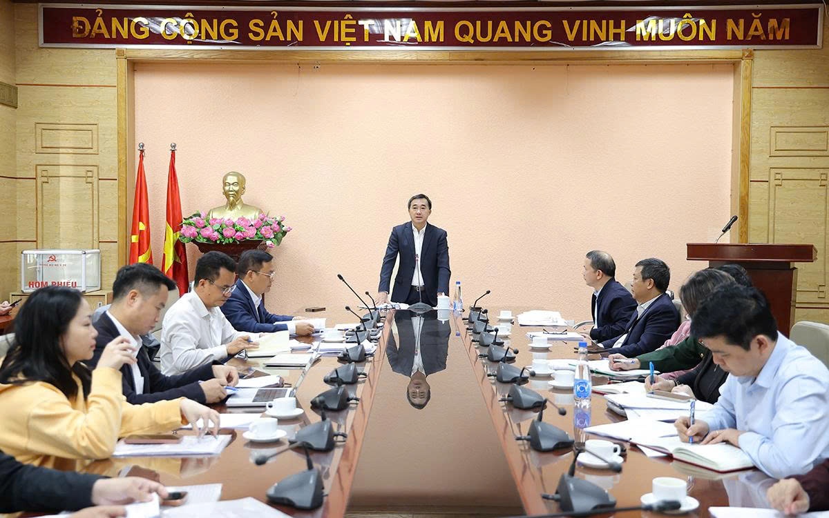 Thứ trưởng Bộ Y tế Trần Văn Thuấn chủ trì cuộc họp. Ảnh: VGP Thứ trưởng Bộ Y tế Trần Văn Thuấn chủ trì cuộc họp. Ảnh: VGP