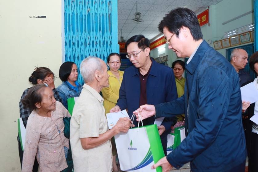 Đoàn hỗ trợ của Petrovietnam do đồng chí Trần Quang Dũng - Phó Bí thư thường trực Đảng ủy Tập đoàn dẫn đầu thăm hỏi, động viên và trao các phần quà cho đồng bào miền Trung bị ảnh hưởng do mưa lũ. Đoàn hỗ trợ của Petrovietnam do đồng chí Trần Quang Dũng - Phó Bí thư thường trực Đảng ủy Tập đoàn dẫn đầu thăm hỏi, động viên và trao các phần quà cho đồng bào miền Trung bị ảnh hưởng do mưa lũ.