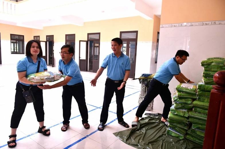 Người lao động BSR tập kết gạo tới Ủy ban Mặt trận Tổ quốc Việt Nam tỉnh Quảng Ngãi để gửi tới bà con vùng lũ.