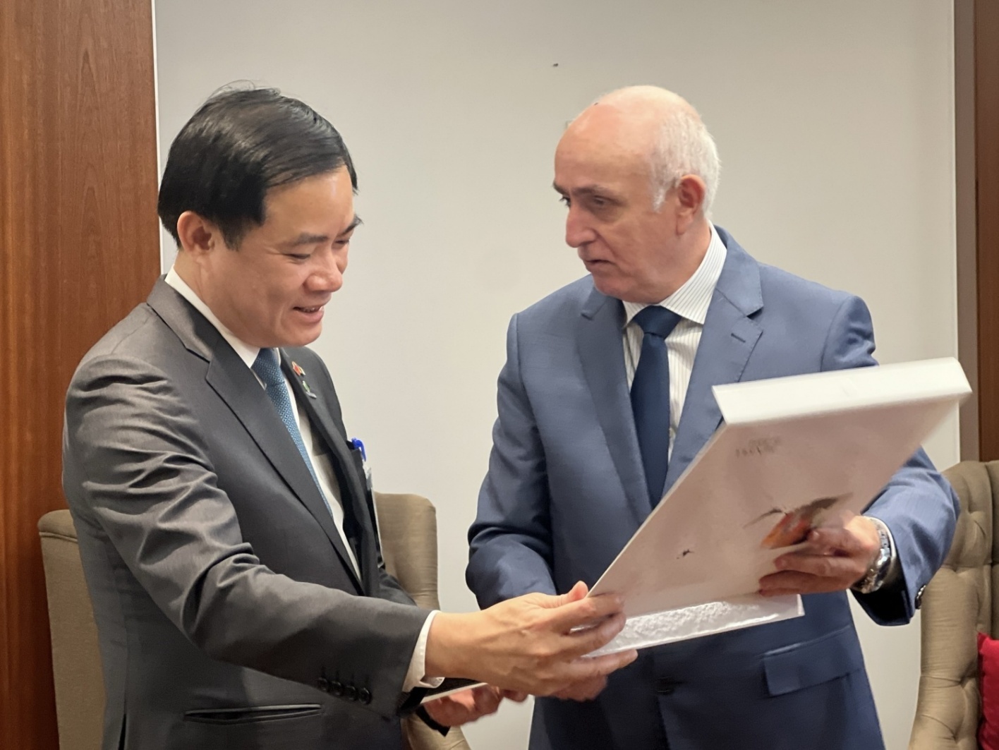 Ông Daoudi giới thiệu với Tổng Giám đốc Petrovietnam Lê Ngọc Sơn cuốn sách lịch sử Sonatrach qua ảnh Ông Daoudi giới thiệu với Tổng Giám đốc Petrovietnam Lê Ngọc Sơn cuốn sách lịch sử Sonatrach qua ảnh