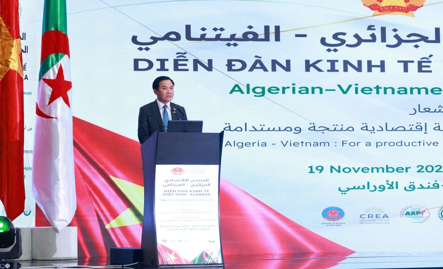 Tổng Giám đốc Petrovietnam Lê Ngọc Sơn: Trong giai đoạn tới, Petrovietnam mong muốn thúc đẩy hợp tác thực chất với các doanh nghiệp Algeria trên 4 lĩnh vực: thăm dò khai thác dầu khí; LNG và điện khí; lọc hóa dầu và chế biến; năng lượng mới và chuyển dịch năng lượng. Tổng Giám đốc Petrovietnam Lê Ngọc Sơn: Trong giai đoạn tới, Petrovietnam mong muốn thúc đẩy hợp tác thực chất với các doanh nghiệp Algeria trên 4 lĩnh vực: thăm dò khai thác dầu khí; LNG và điện khí; lọc hóa dầu và chế biến; năng lượng mới và chuyển dịch năng lượng.