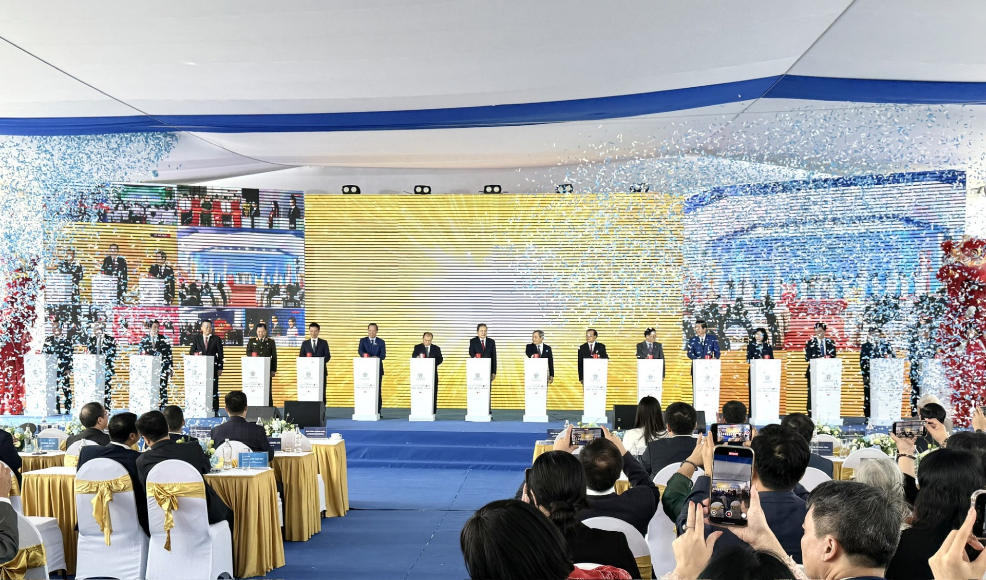   Chủ tịch Quốc hội Trần Thanh Mẫn và các đại biểu thực hiện nghi thức khởi công dự án đầu tư xây dựng trục đại lộ cảnh quan sông Hồng - Ảnh: VGP