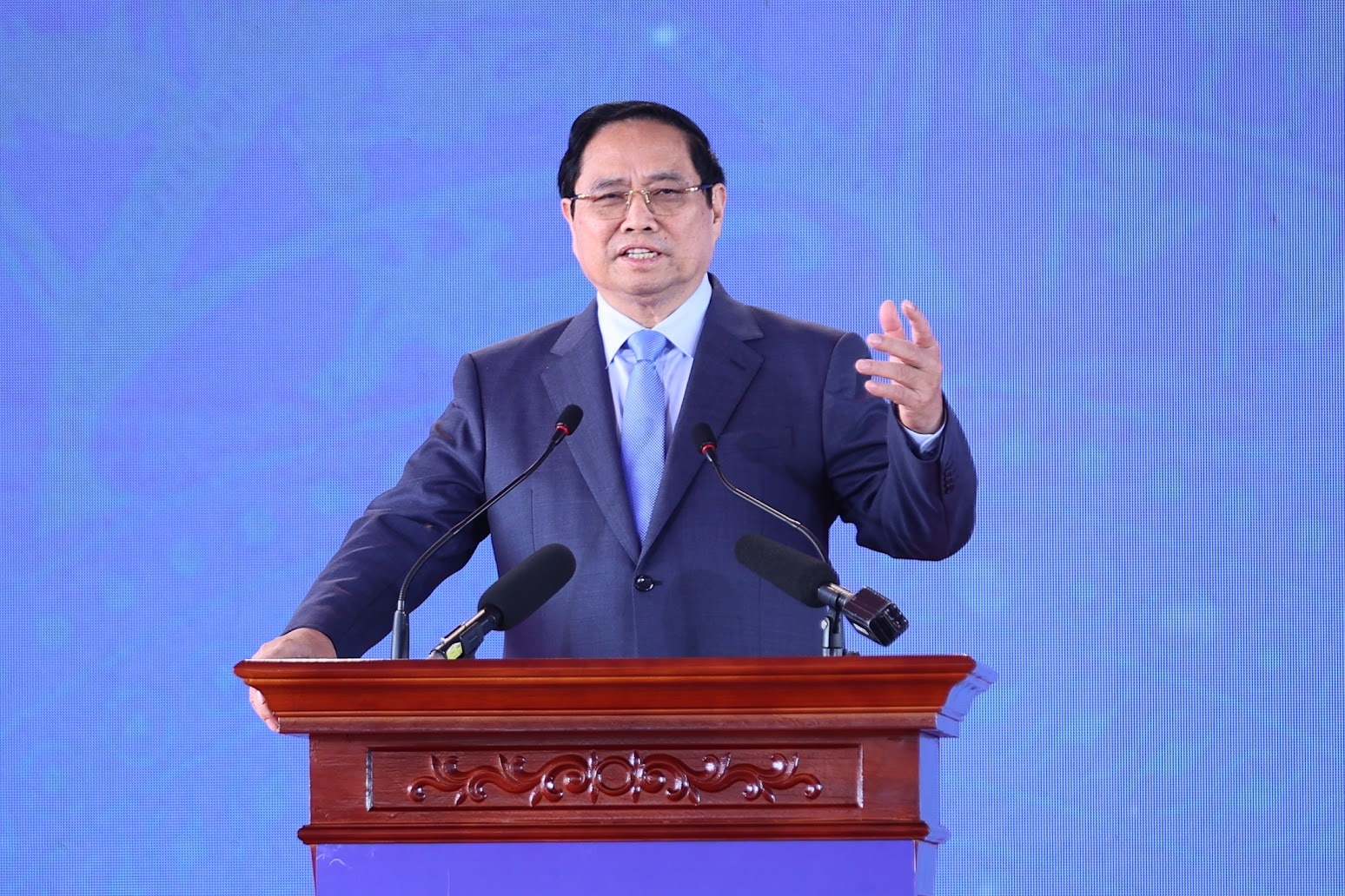   Thủ tướng Phạm Minh Chính phát biểu tuyên bố khởi công, khánh thành 234 dự án lớn trên cả nước - Ảnh: VGP