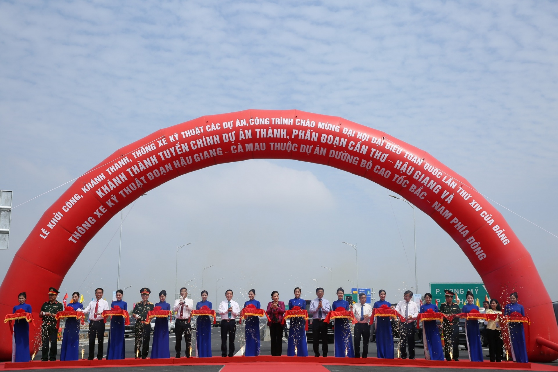   Nguyên Chủ tịch Quốc hội Nguyễn Thị Kim Ngân, Phó Thủ tướng Trần Hồng Hà và các đại biểu thực hiện nghi thức khánh thành tuyến chính dự án thành phần đoạn Cần Thơ - Hậu Giang và thông xe kỹ thuật đoạn Hậu Giang – Cà Mau thuộc dự án đường bộ cao tốc Bắc - Nam phía Đông - Ảnh: VGP