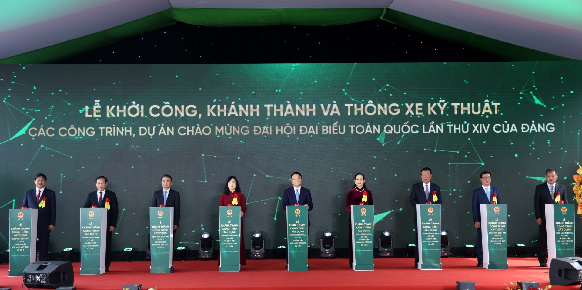   Phó Thủ tướng Lê Thành Long cùng các đại biểu nhấn nút khánh thành công trình xây dựng Bệnh viện Bạch Mai cơ sở 2 và Bệnh viện Hữu nghị Việt Đức cơ sở 2 - Ảnh: VGP