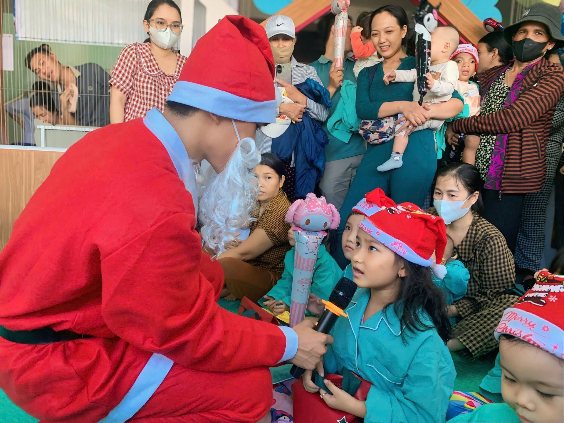 Giáng sinh yêu thương cùng 200 bệnh nhân nhi