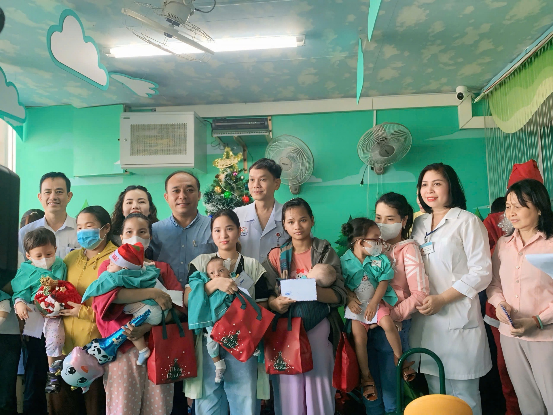 Giáng sinh yêu thương cùng 200 bệnh nhân nhi