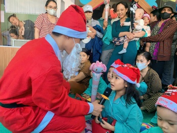 giang sinh yeu thuong cung 200 benh nhan nhi