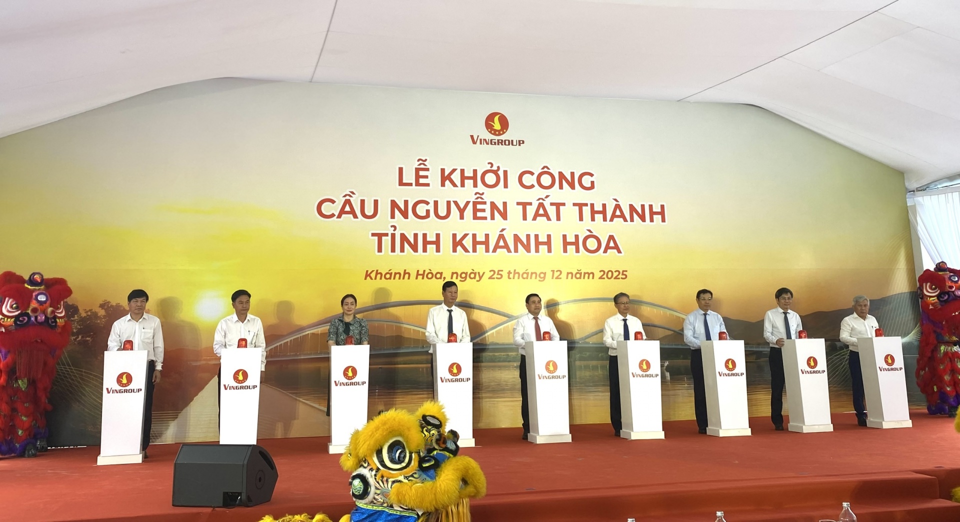 Các đại biểu thực hiện nghi thức khởi công.