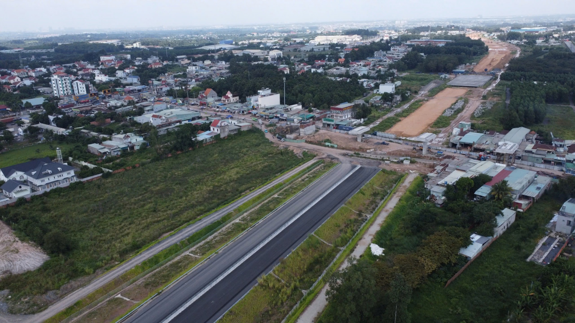 Cao tốc Biên Hòa – Vũng Tàu dự kiến hoàn thành trong quý 2/2026, rút ngắn đáng kể thời gian di chuyển từ TP.HCM về Bãi Sau. Cao tốc Biên Hòa – Vũng Tàu dự kiến hoàn thành trong quý 2/2026, rút ngắn đáng kể thời gian di chuyển từ TP.HCM về Bãi Sau.