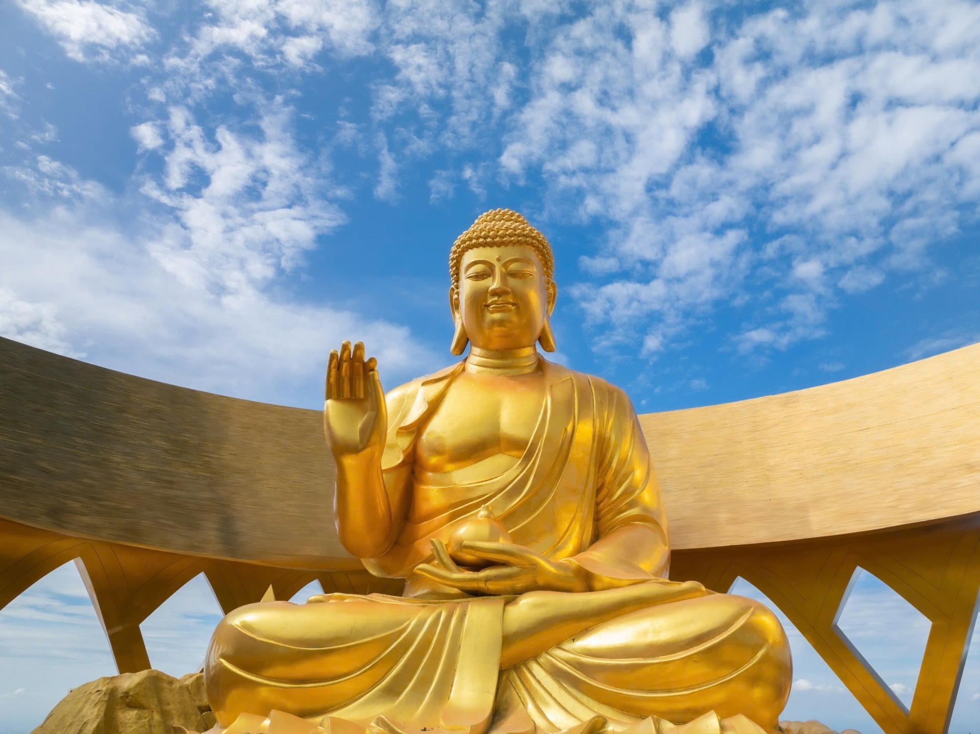 Tôn tượng Đức Phật Câu Na Hàm Mâu Ni trên đỉnh núi Bà Đen. Ảnh: Sun World Ba Den Mountain