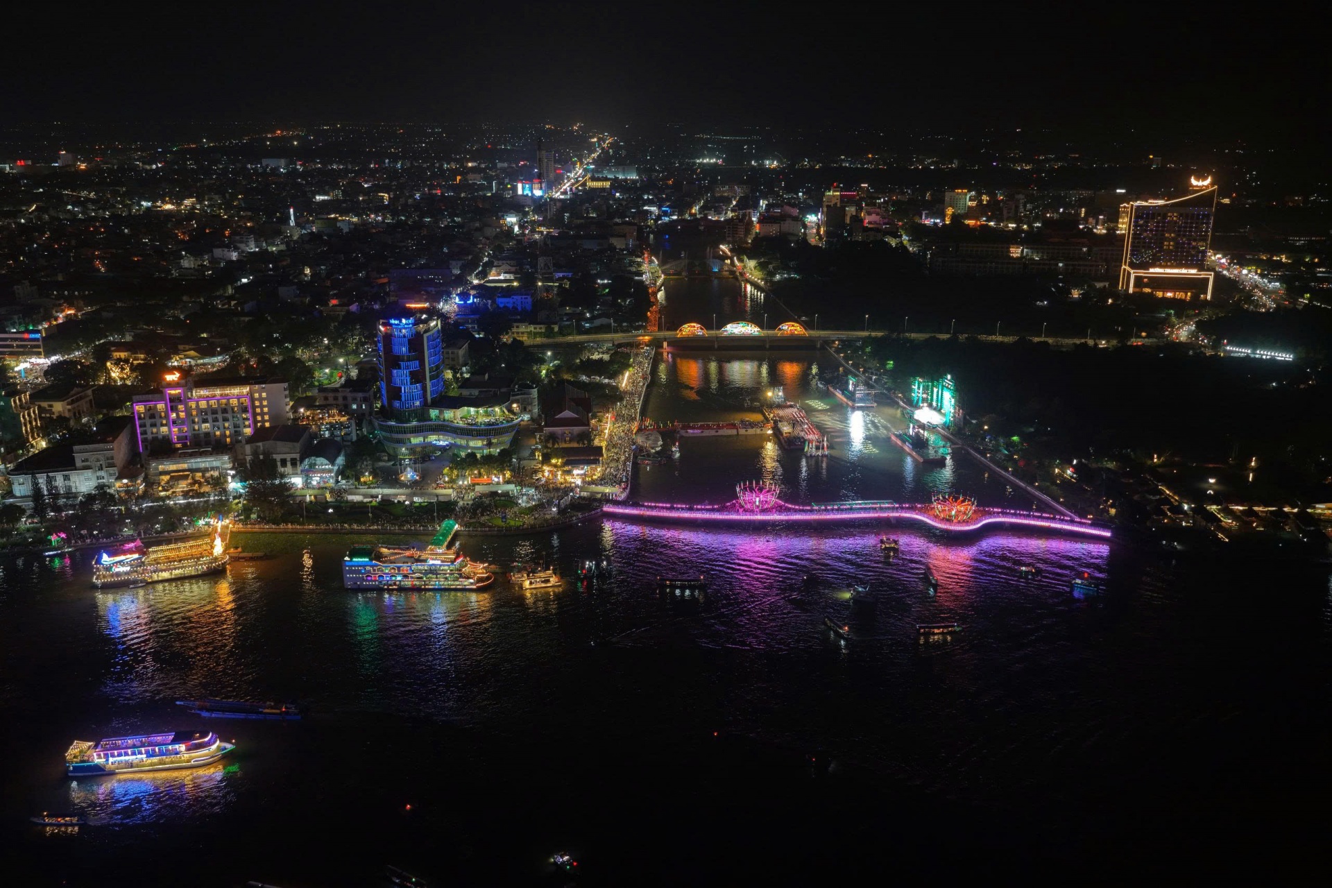 Khai mạc Lễ hội Văn hóa sông nước Cần Thơ 2025 - Tôn vinh sắc màu sông nước Tây Đô Khai mạc Lễ hội Văn hóa sông nước Cần Thơ 2025 - Tôn vinh sắc màu sông nước Tây Đô