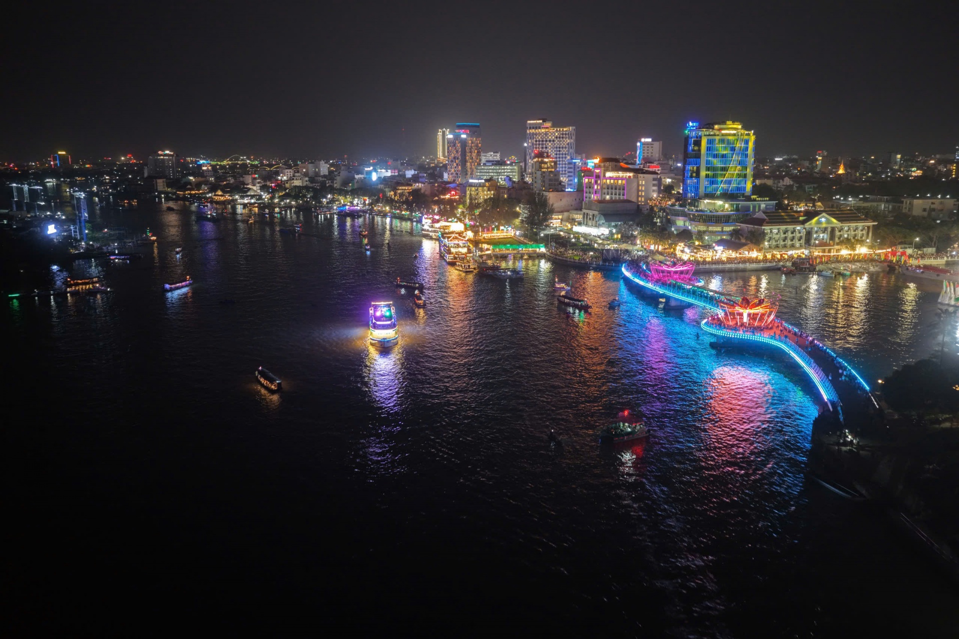 Khai mạc Lễ hội Văn hóa sông nước Cần Thơ 2025 - Tôn vinh sắc màu sông nước Tây Đô Khai mạc Lễ hội Văn hóa sông nước Cần Thơ 2025 - Tôn vinh sắc màu sông nước Tây Đô