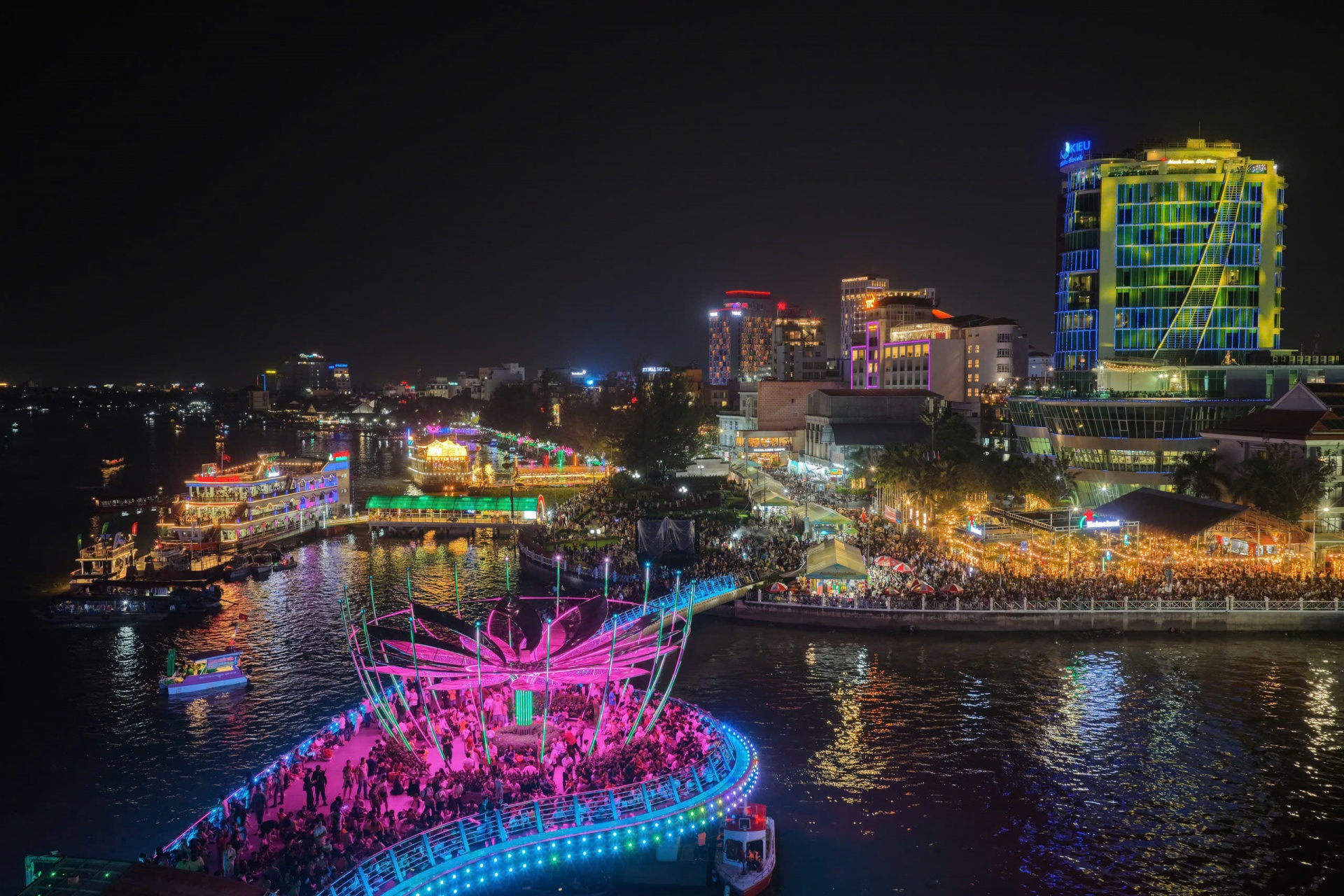 Khai mạc Lễ hội Văn hóa sông nước Cần Thơ 2025 - Tôn vinh sắc màu sông nước Tây Đô Khai mạc Lễ hội Văn hóa sông nước Cần Thơ 2025 - Tôn vinh sắc màu sông nước Tây Đô