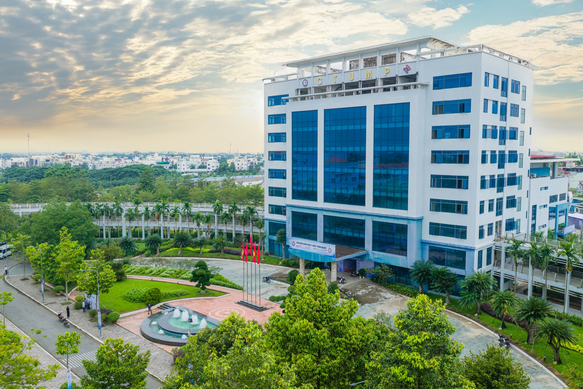 Từ Nghị quyết 57 đến thực tiễn - Đại học Y Dược Cần Thơ vươn tới trung tâm y khoa vùng Từ Nghị quyết 57 đến thực tiễn - Đại học Y Dược Cần Thơ vươn tới trung tâm y khoa vùng