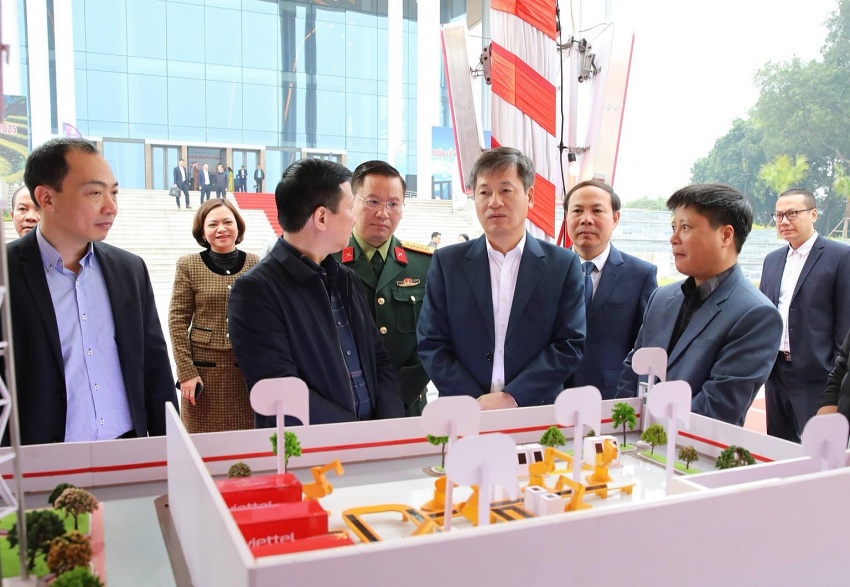 Lãnh đạo tỉnh Lào Cai và đại biểu Trung ương tham quan khu trưng bày sản phẩm công nghệ số, sản phẩm đổi mới sáng tạo của các doanh nghiệp, startup trong khuôn khổ Tuần lễ Khởi nghiệp và Đổi mới sáng tạo năm 2025.