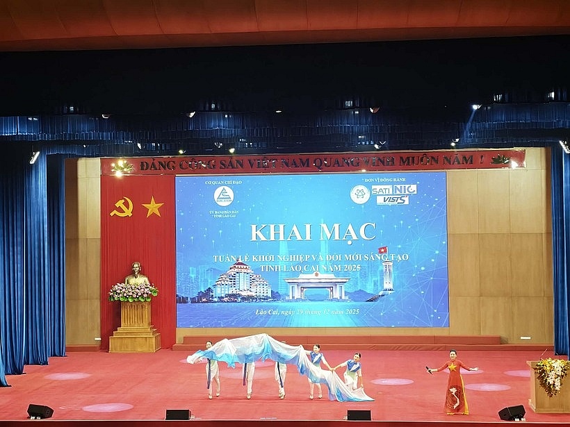 Quang cảnh Hội thảo “Đột phá khoa học, công nghệ, đổi mới sáng tạo và chuyển đổi số: Khởi nghiệp sáng tạo và đổi mới sáng tạo trong doanh nghiệp” do UBND tỉnh Lào Cai tổ chức sáng 29/12/2025.