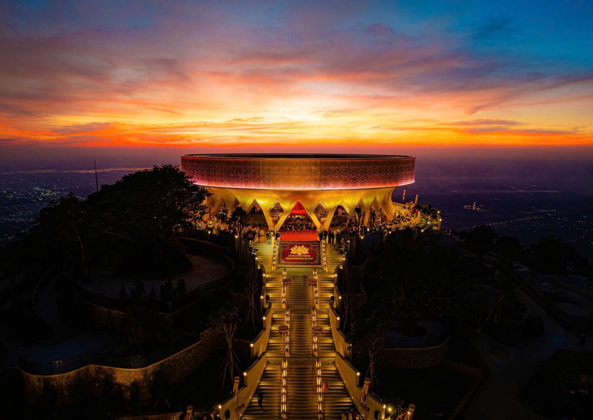 Núi Bà Đen là nơi hiếm hoi an vị kim thân Đức Phật Câu Na Hàm Mâu Ni tại Việt Nam (Ảnh: Nguyễn Thanh Cường)