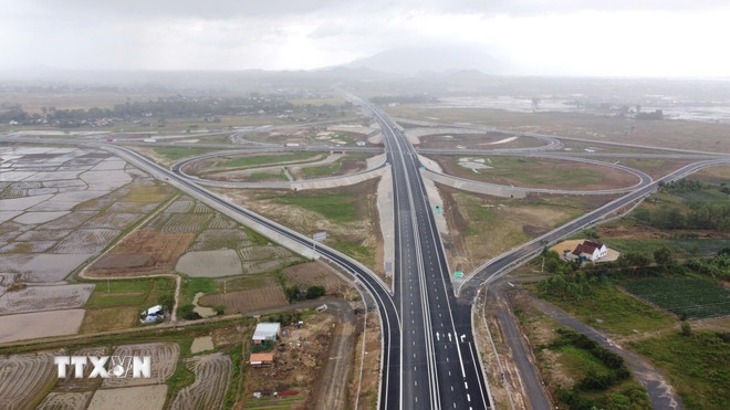   Sáng 19/12/2025, Ủy ban Nhân dân tỉnh Khánh Hòa tổ chức Lễ thông xe kỹ thuật 20km đầu tuyến của dự án thành phần 1 thuộc Dự án đầu tư xây dựng đường bộ cao tốc Khánh Hòa-Buôn Ma Thuột. Đây là 1 trong 5 công trình, dự án được chọn khởi công, khánh thành, thông xe kỹ thuật để chào mừng Đại hội lần thứ XIV của Đảng. (Ảnh: TTXVN)