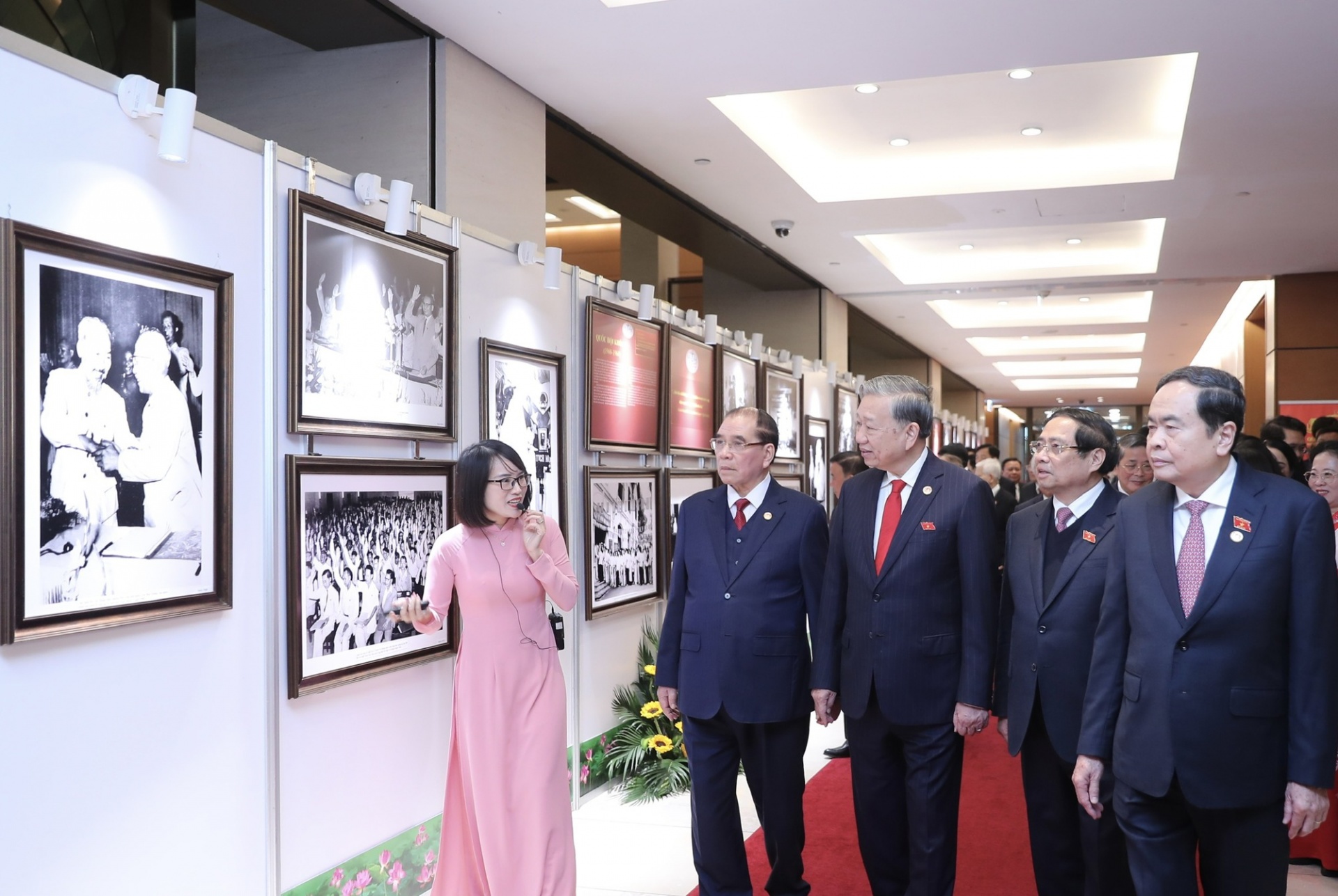  Tổng Bí thư Tô Lâm cùng các đồng chí lãnh đạo, nguyên lãnh đạo Đảng, Nhà nước xem trưng bày ảnh tại Lễ kỷ niệm - Ảnh: VGP