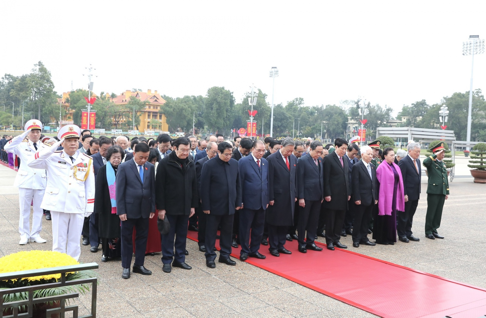             Các đồng chí Lãnh đạo Đảng, Nhà nước và đại diện các thế hệ đại biểu Quốc hội vào Lăng viếng Chủ tịch Hồ Chí Minh - Ảnh: VGP