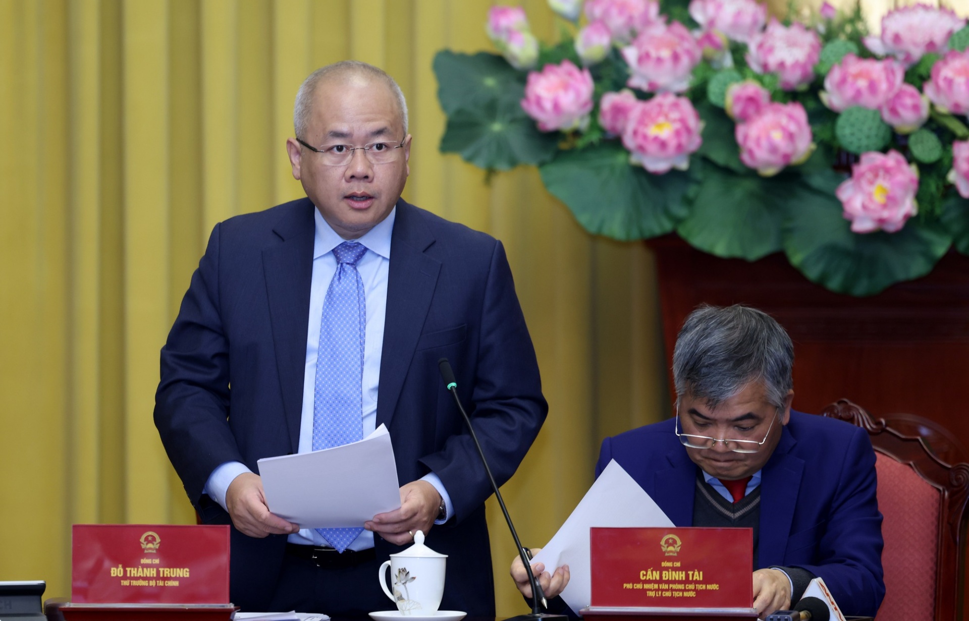   Thứ trưởng Bộ Tài chính Đỗ Thành Trung giới thiệu nội dung các luật tại cuộc họp báo - Ảnh VGP/Đức Tuân