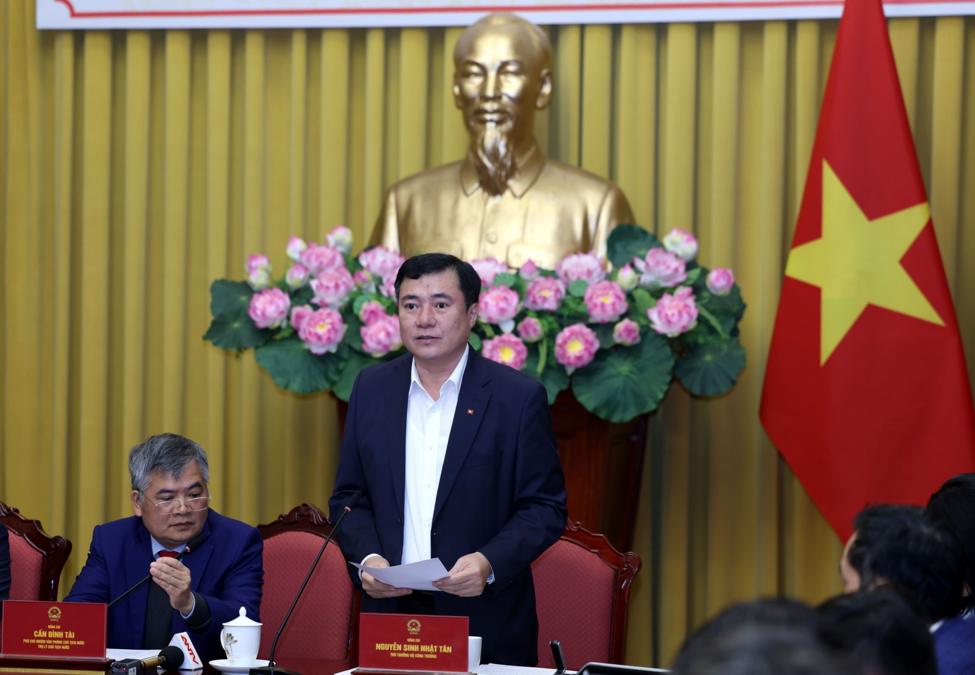   Thứ trưởng Bộ Công Thương Nguyễn Sinh Nhật Tân giới thiệu về nội dung chủ yếu của Luật Thương mại điện tử - Ảnh VGP