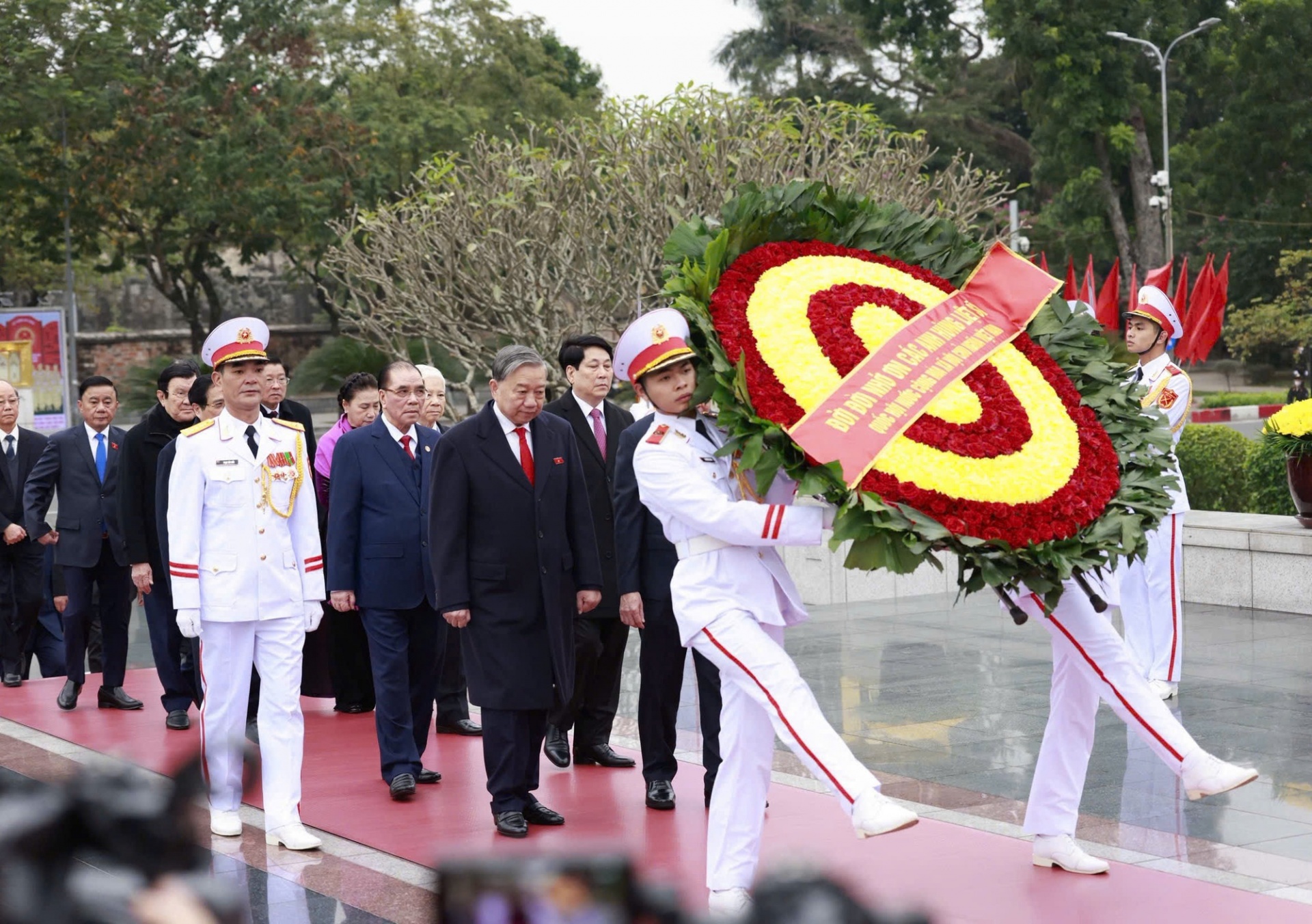         Đoàn đại biểu lãnh đạo Đảng, Nhà nước và đại diện các thế hệ đại biểu Quốc hội các nhiệm kỳ đặt vòng hoa, tưởng nhớ các anh hùng liệt sĩ tại Đài tưởng niệm các Anh hùng liệt sĩ tại đường Bắc Sơn - Ảnh: VGP