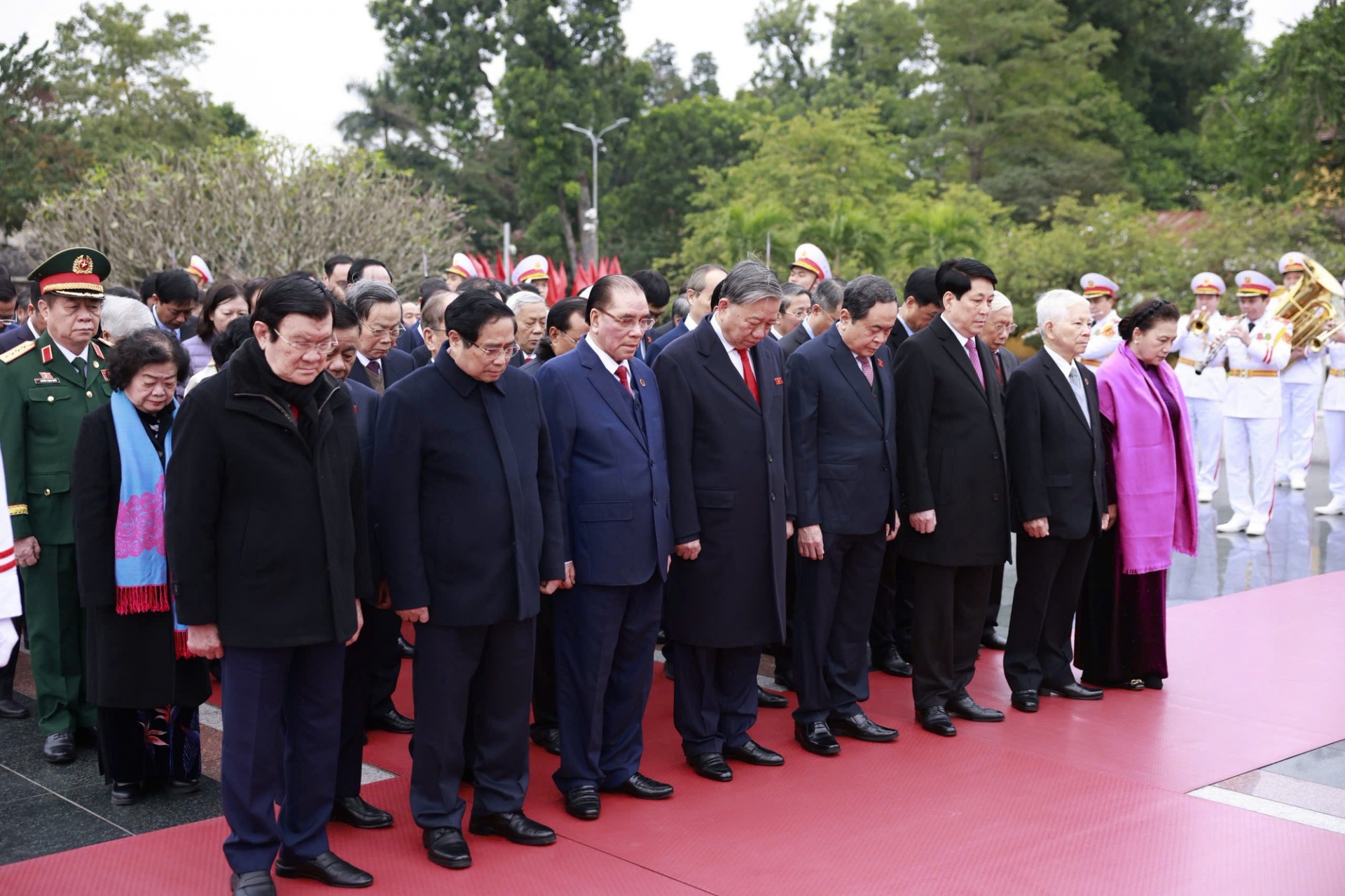  Đoàn đại biểu lãnh đạo Đảng, Nhà nước và đại diện các thế hệ đại biểu Quốc hội các nhiệm kỳ đặt vòng hoa, tưởng nhớ các anh hùng liệt sĩ tại Đài tưởng niệm các Anh hùng liệt sĩ tại đường Bắc Sơn - Ảnh: VGP