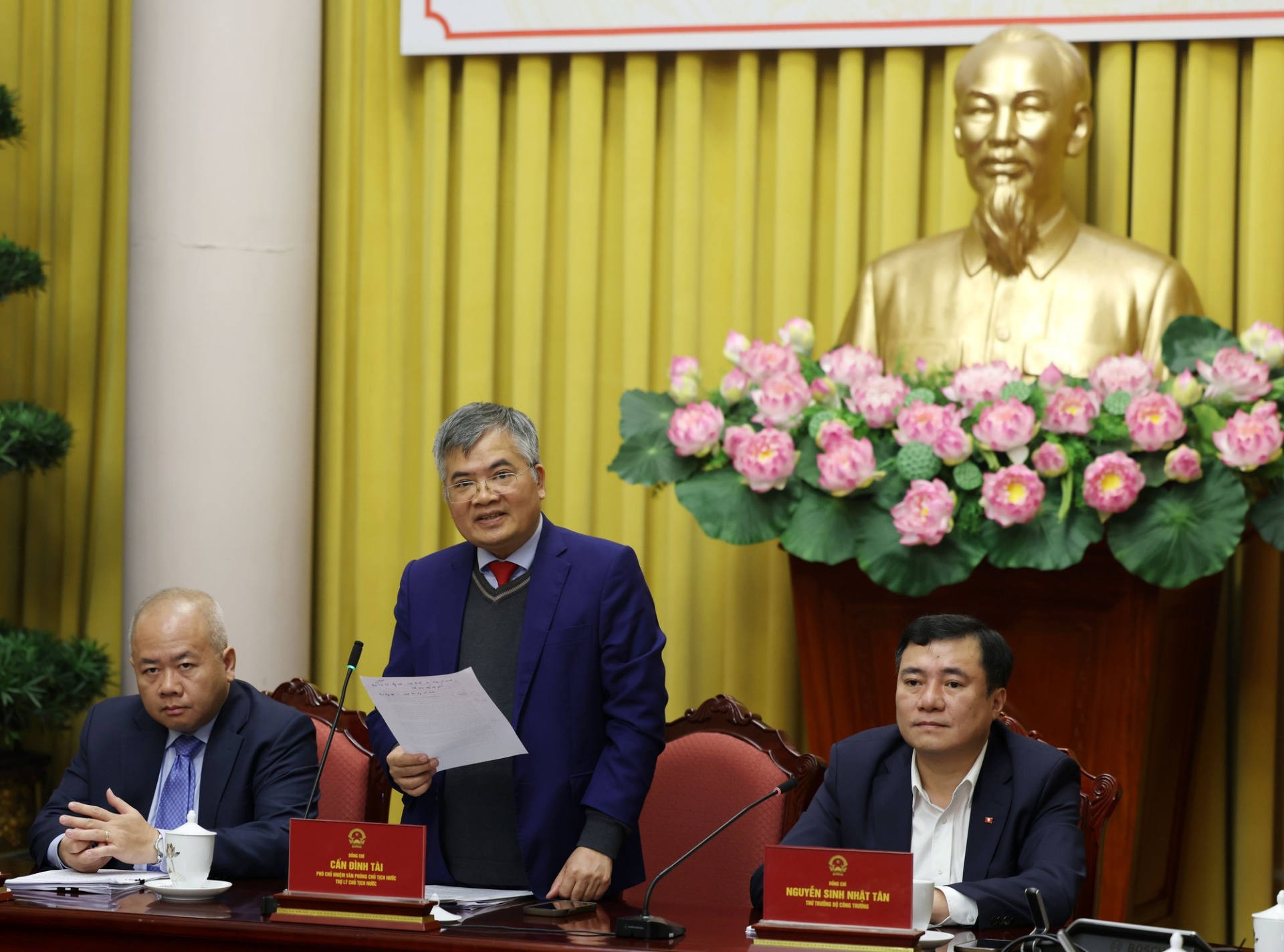   Phó Chủ nhiệm Văn phòng Chủ tịch nước, Trợ lý Chủ tịch nước Cấn Đình Tài, chủ trì Họp báo - Ảnh VGP