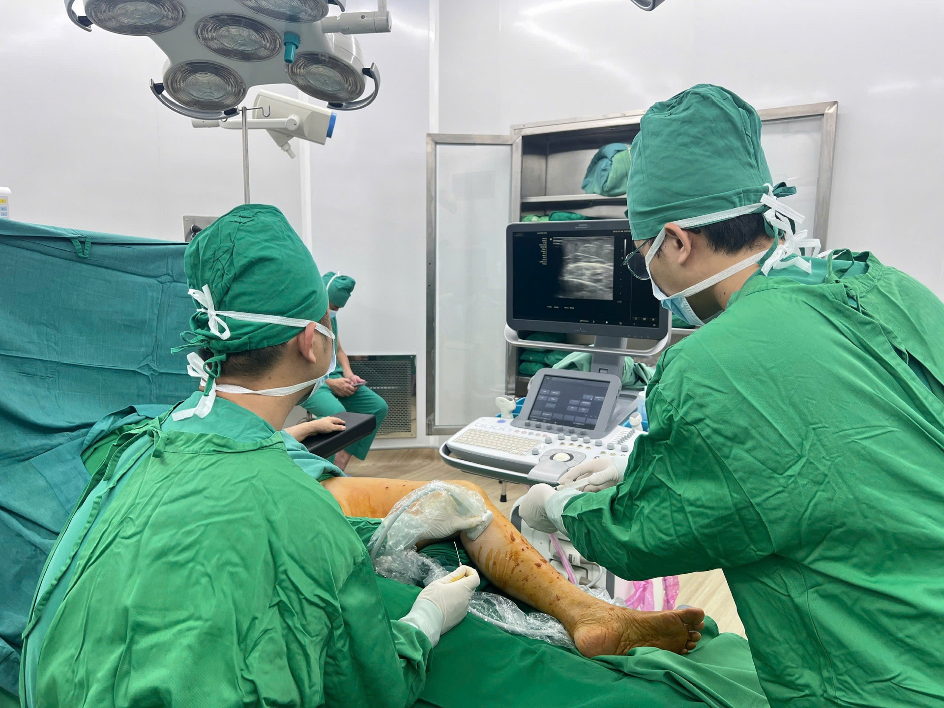 Bệnh viện Đa khoa Khánh Hoà: Cập nhật các kỹ thuật can thiệp điều trị bệnh lý suy giãn tĩnh mạch chi dưới Bệnh viện Đa khoa Khánh Hoà: Cập nhật các kỹ thuật can thiệp điều trị bệnh lý suy giãn tĩnh mạch chi dưới