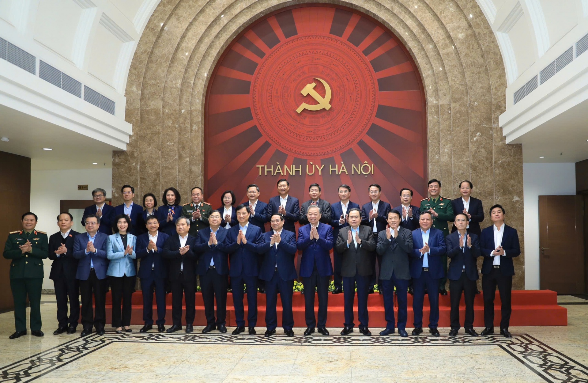  Tổng Bí thư Tô Lâm, Thủ tướng Chính phủ Phạm Minh Chính, Chủ tịch Quốc hội Trần Thanh Mẫn cùng các đại biểu Trung ương, TP. Hà Nội chụp ảnh lưu niệm - Ảnh: VGP