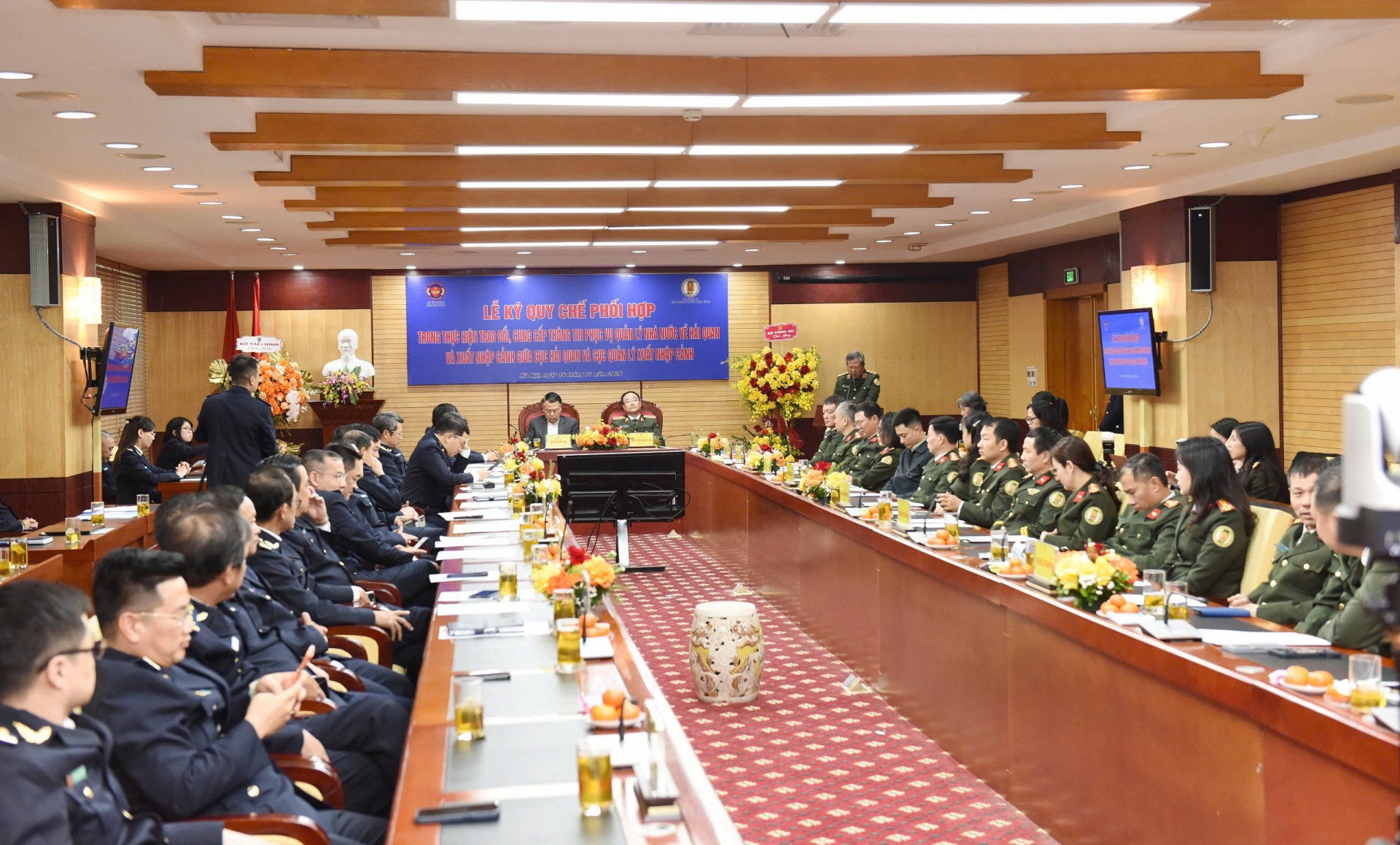 Ký kết Quy chế phối hợp quản lý nhà nước về hải quan và xuất nhập cảnh