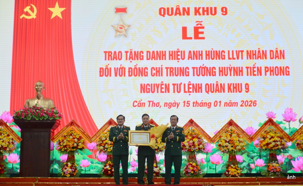 Trung tướng Huỳnh Tiền Phong được phong tặng danh hiệu Anh hùng LLVT nhân dân