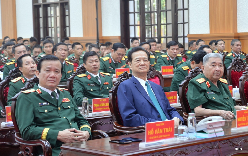 Trung tướng Huỳnh Tiền Phong được phong tặng danh hiệu Anh hùng LLVT nhân dân