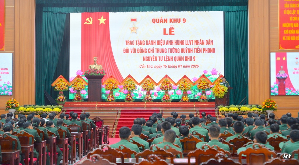 Trung tướng Huỳnh Tiền Phong được phong tặng danh hiệu Anh hùng LLVT nhân dân