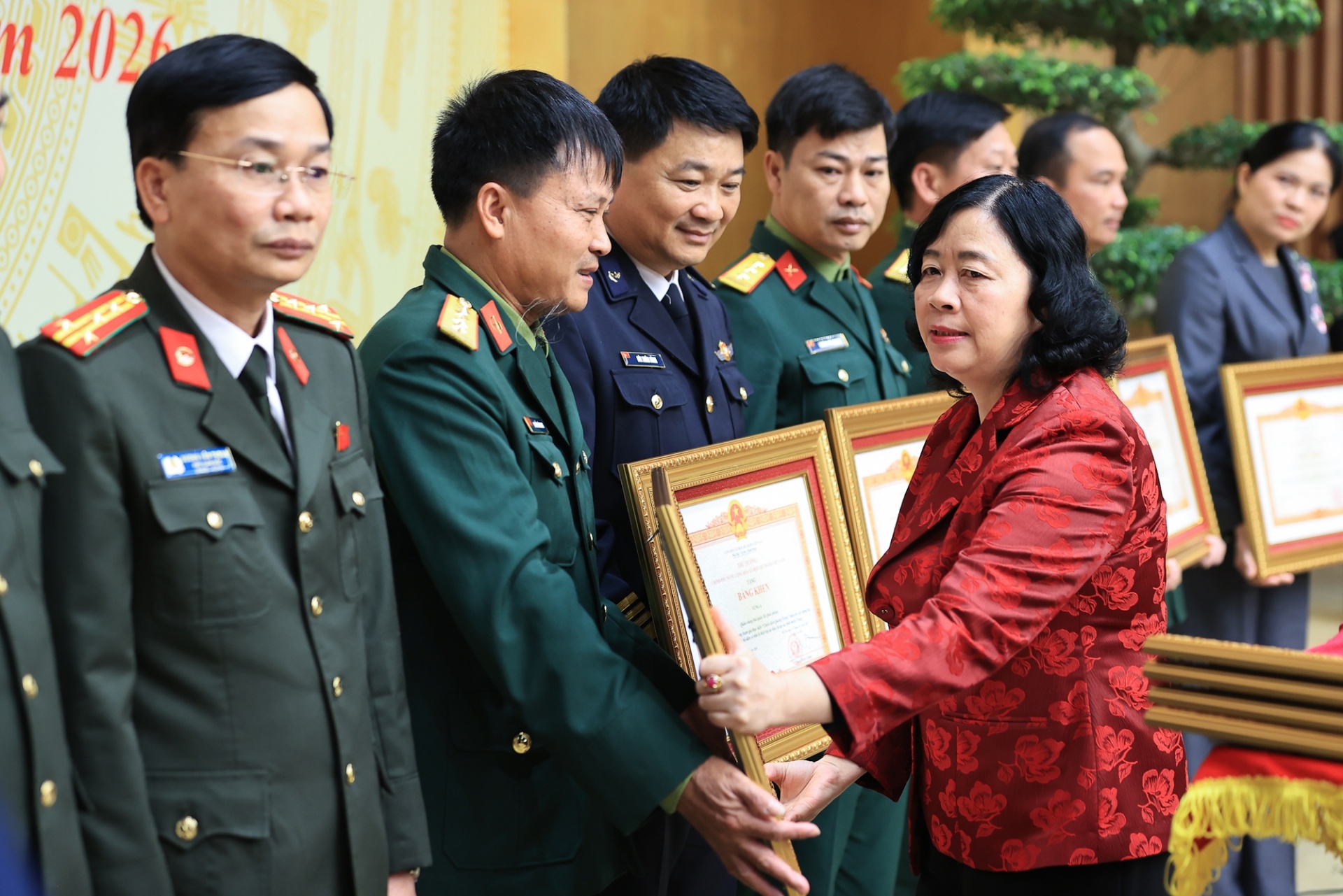 Chủ tịch Ủy ban Trung ương Mặt trận Tổ quốc Việt Nam Bùi Thị Minh Hoài trao bằng khen cho các tập thể, cá nhân có thành tích xuất sắc trong thực hiện Chiến dịch Quang Trung - Ảnh VGP Chủ tịch Ủy ban Trung ương Mặt trận Tổ quốc Việt Nam Bùi Thị Minh Hoài trao bằng khen cho các tập thể, cá nhân có thành tích xuất sắc trong thực hiện Chiến dịch Quang Trung - Ảnh VGP