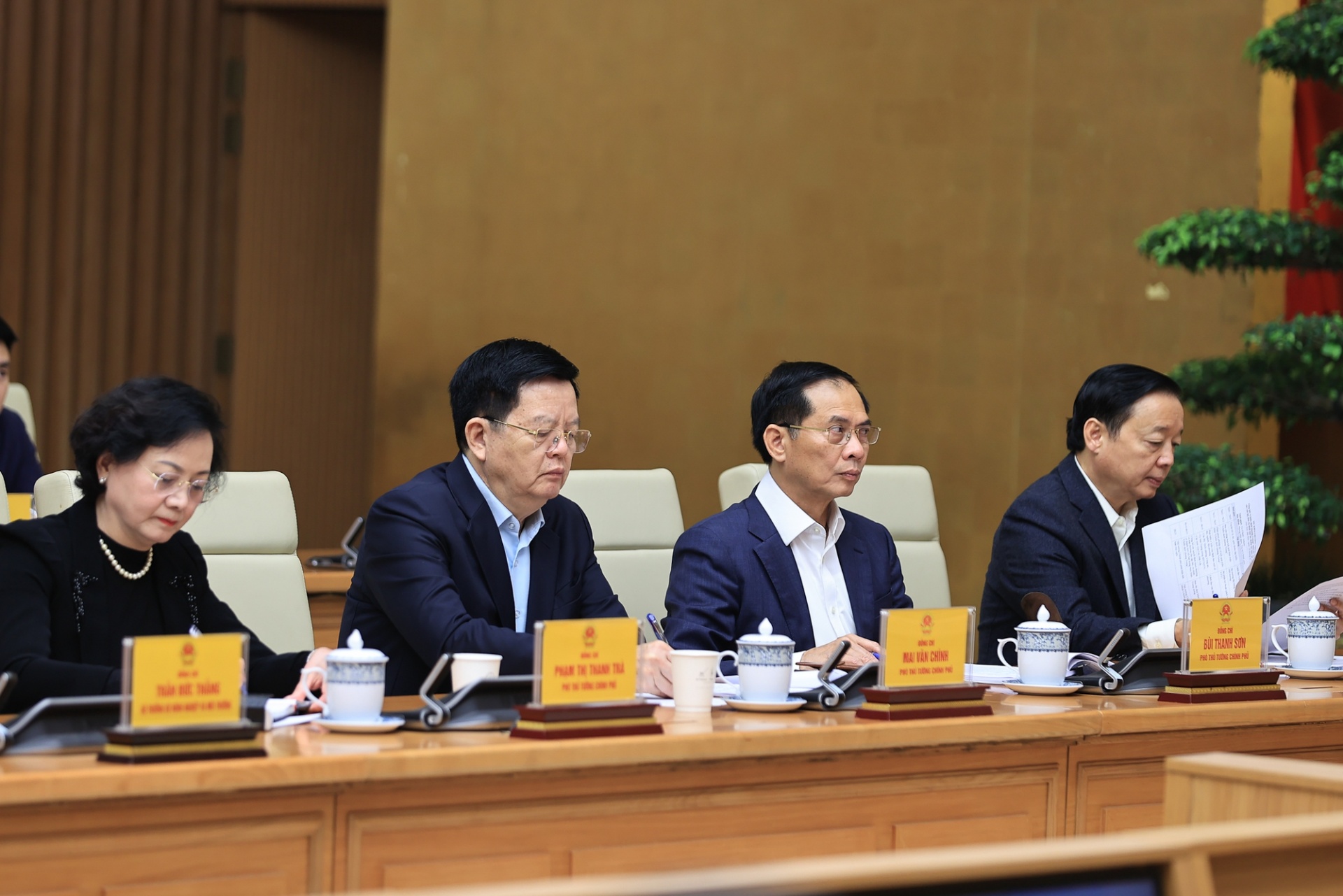 Các Phó Thủ tướng Trần Hồng Hà, Bùi Thanh Sơn, Mai Văn Chính, Phạm Thị Thanh Trà dự Hội nghị - Ảnh: VGP Các Phó Thủ tướng Trần Hồng Hà, Bùi Thanh Sơn, Mai Văn Chính, Phạm Thị Thanh Trà dự Hội nghị - Ảnh: VGP